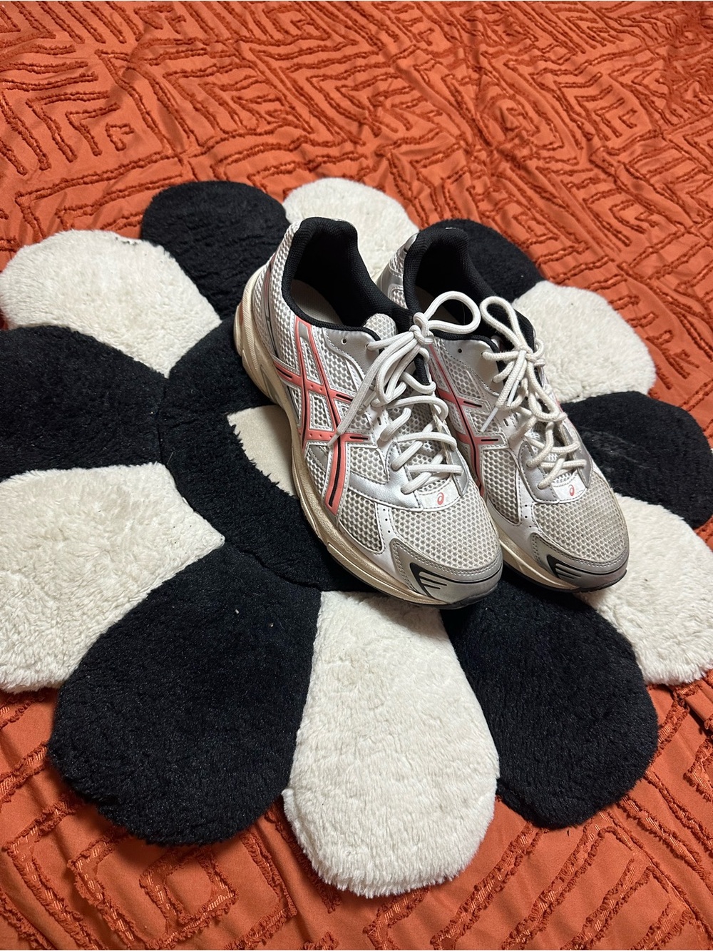 Men’s Mesh Running Sneakers in Light Gray with Pink Accents